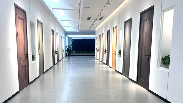 木制隔音门和防火门饰面的展示走廊