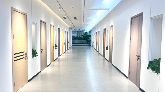 走廊展示木制防火门和隔热门选项